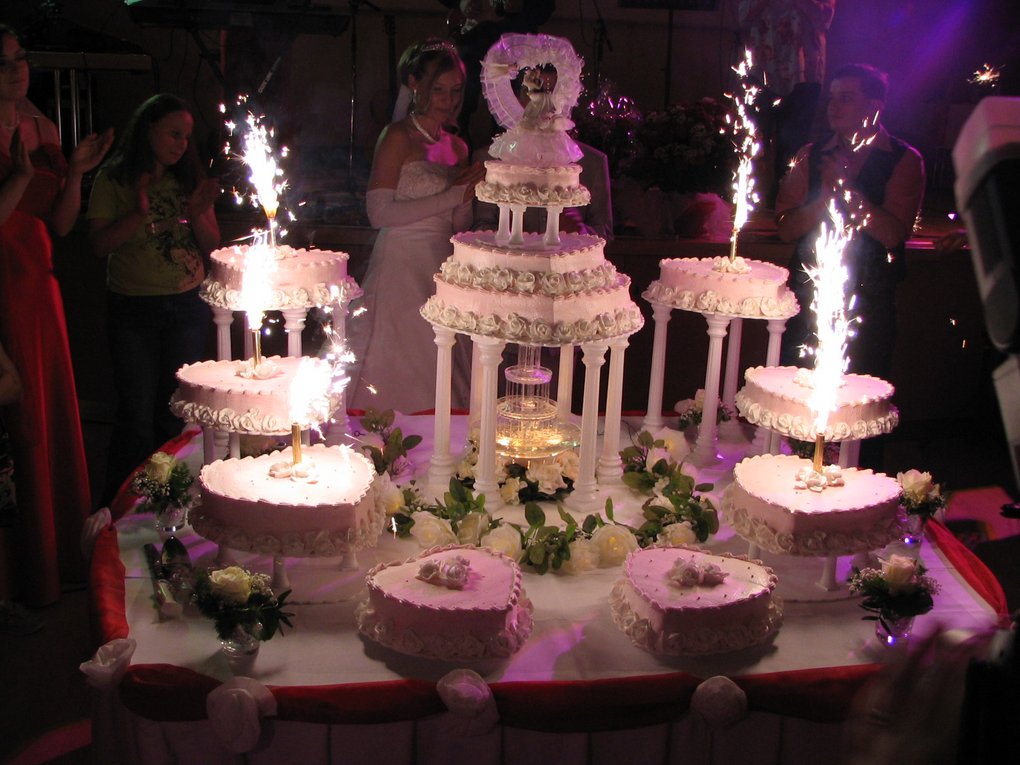 Bild: Hochzeitstorte / Torte für die Hochzeit mit Feuerwerk