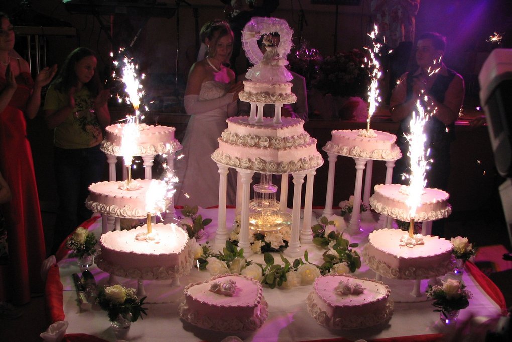 Bild: Hochzeitstorte / Torte für die Hochzeit mit Feuerwerk