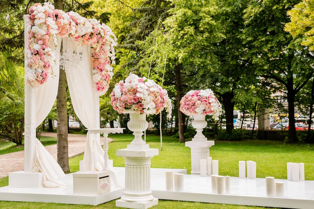 Bild: Der Blick auf den geschmückten Altar, umrahmt von üppigen Blumen, verspricht eine zeremonielle Kulisse voller Liebe.